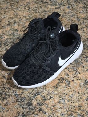 Nike Kids Black and White Sneakers Size 6Y